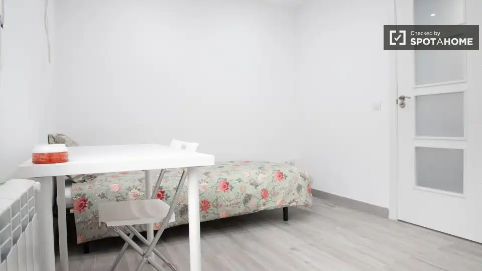 Bedroom of Flat for rent in Madrid  with Air Conditioner, Heating and Furnished