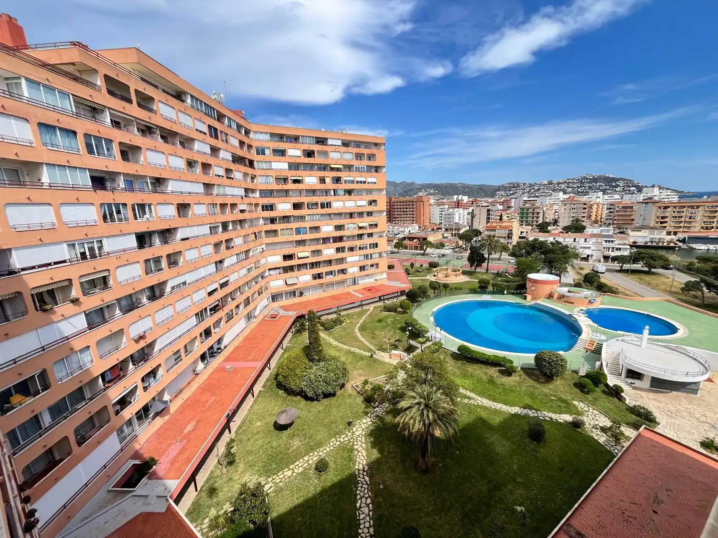 Exterior view of Study for sale in Roses  with Air Conditioner, Parquet flooring and Balcony