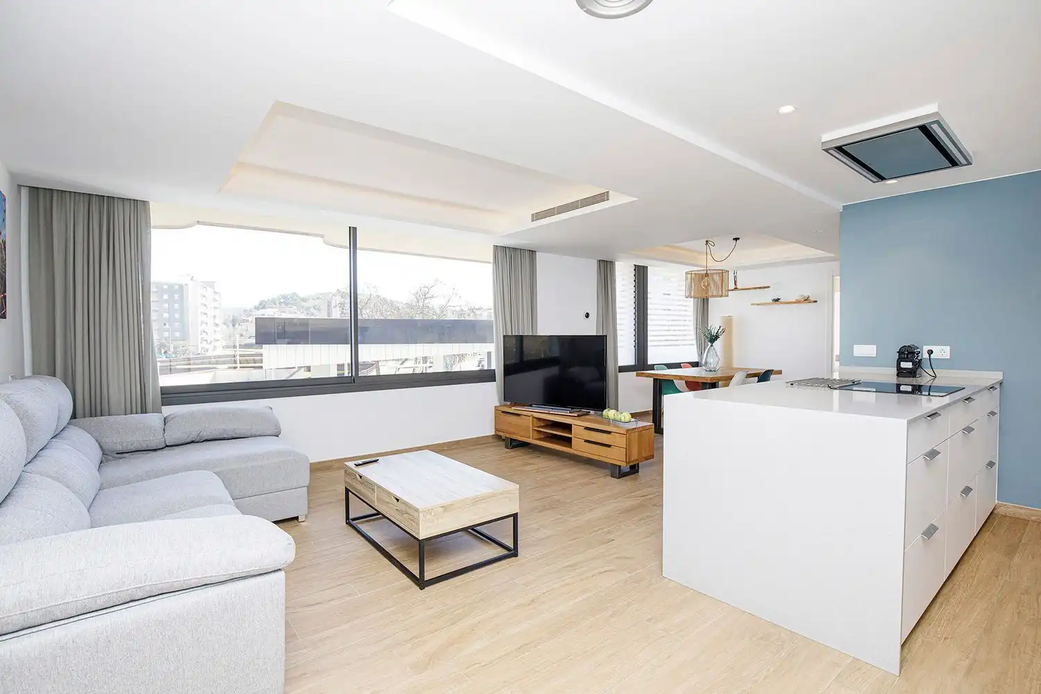 Sala d'estar de Pis de lloguer en Girona amb Aire condicionat i Moblat