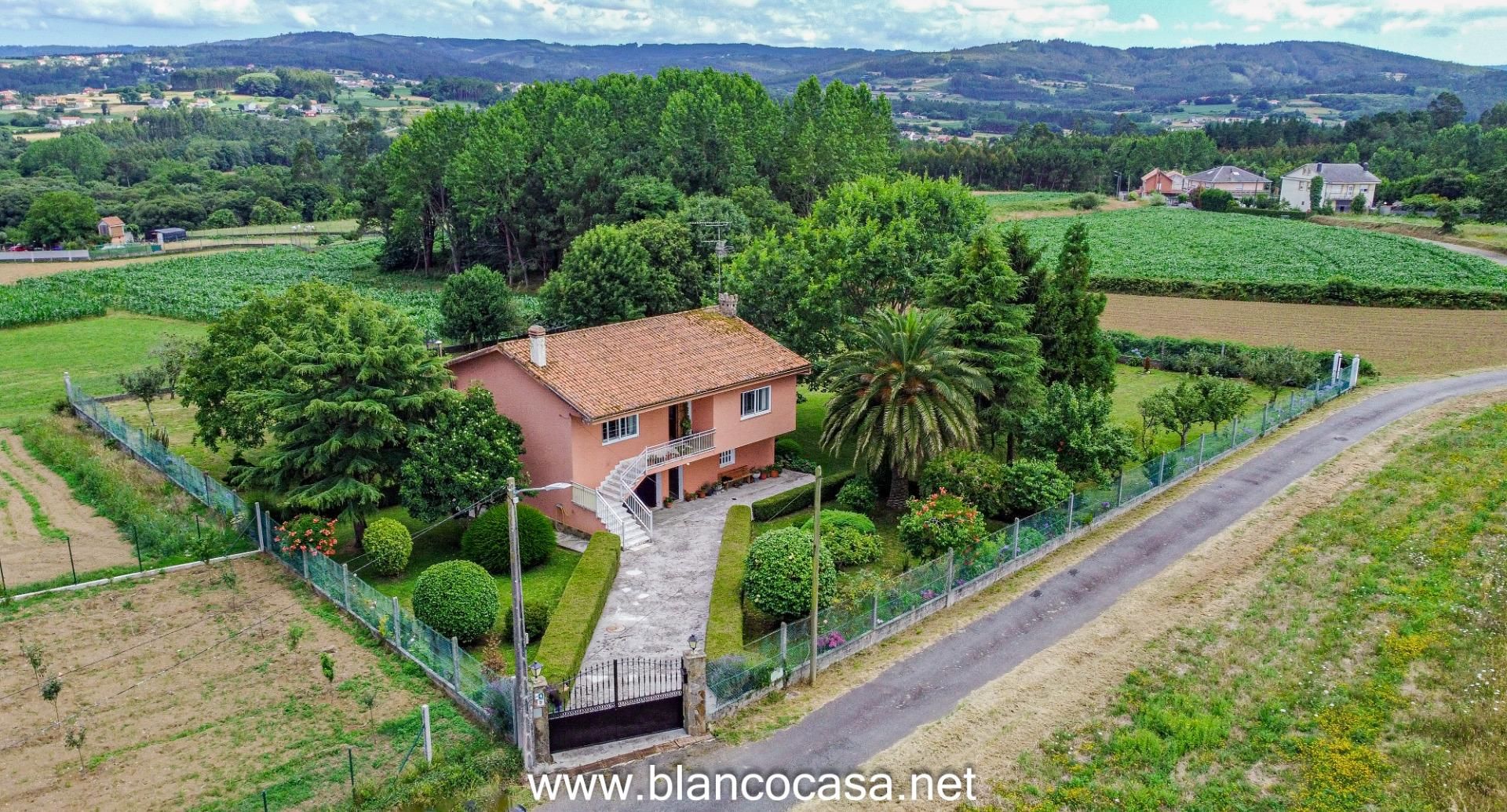 Vista exterior de Casa o xalet en venda en Carballo amb Calefacció, Jardí privat i Traster