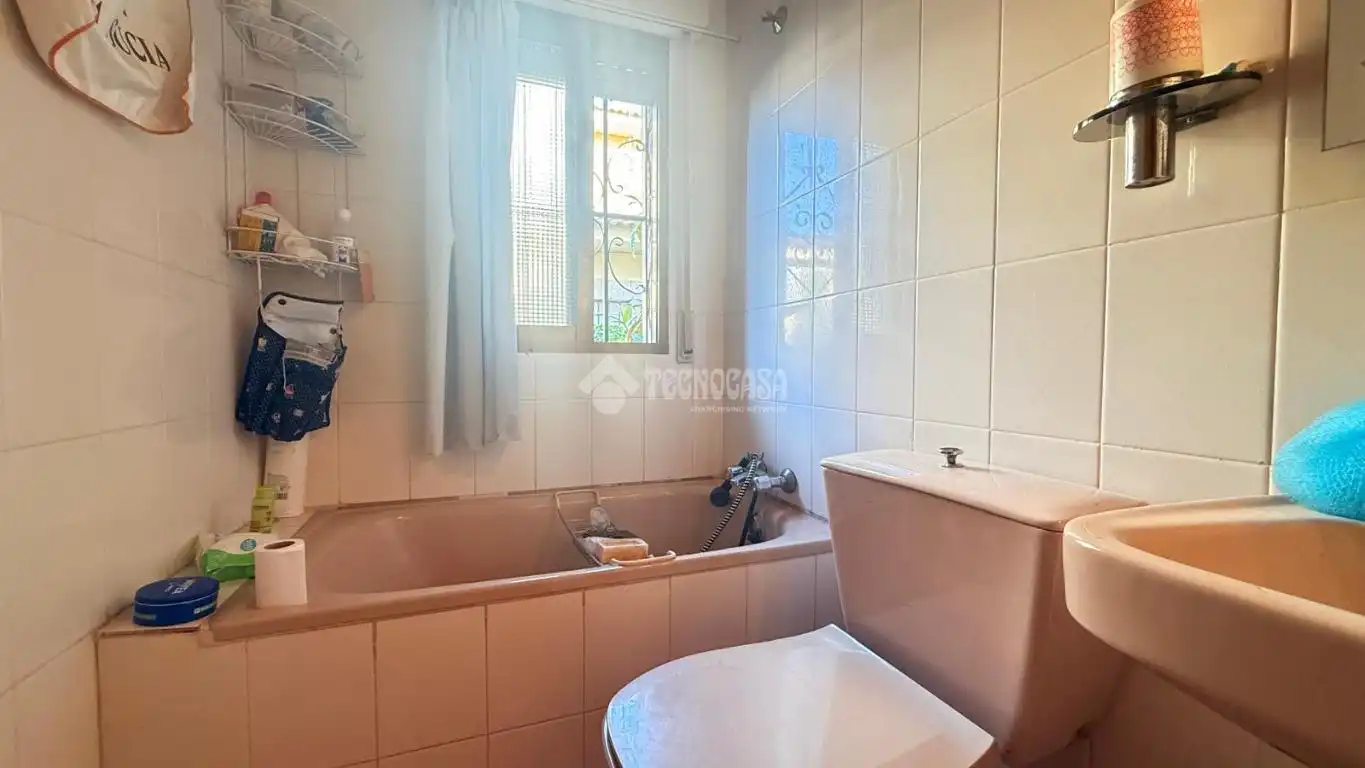 Baño de Casa adosada en venta en Camarena con Calefacción, Trastero y Piscina comunitaria