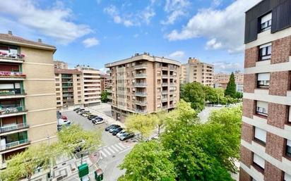 Außenansicht von Wohnung zum verkauf in  Pamplona / Iruña mit Terrasse und Balkon