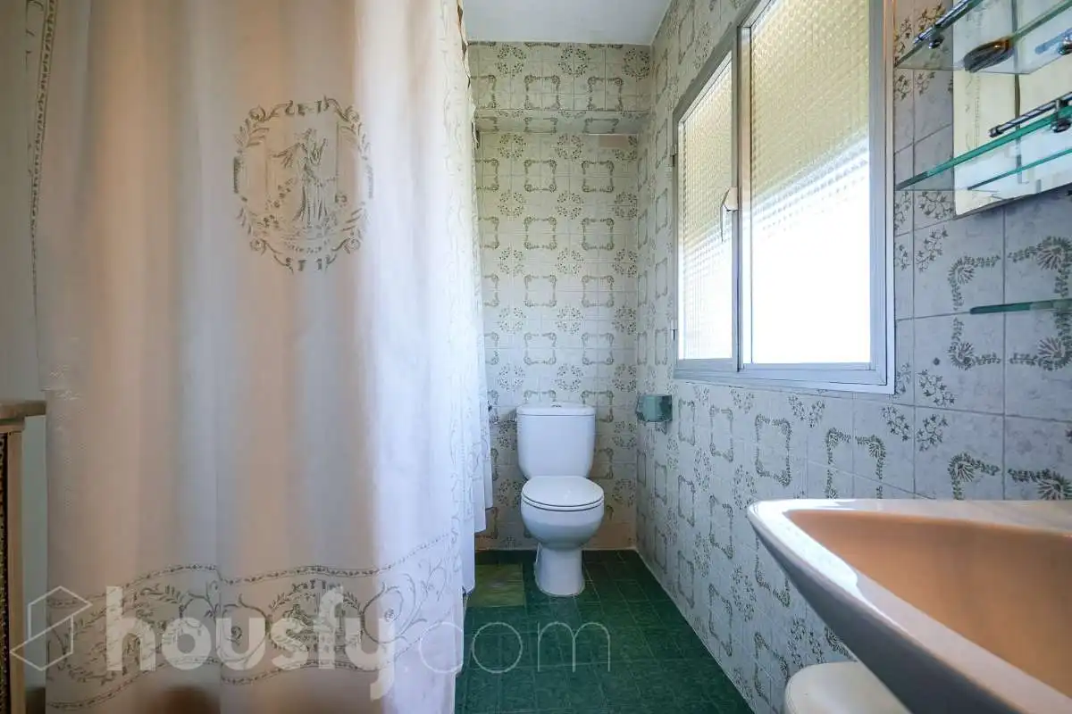 Bathroom of Flat for sale in Madrid  with Heating, Terrace and Storage room