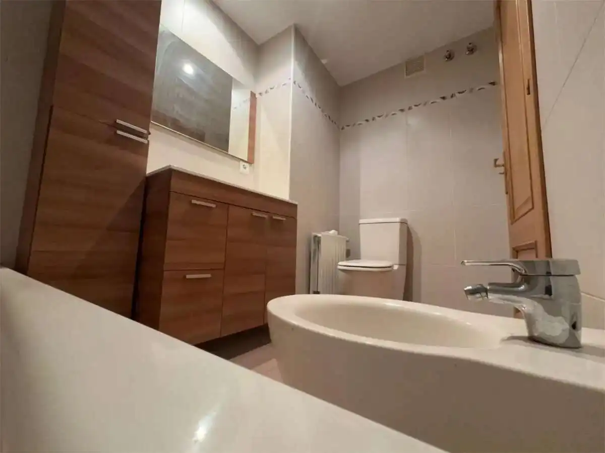 Bany de Pis en venda en Oviedo  amb Traster
