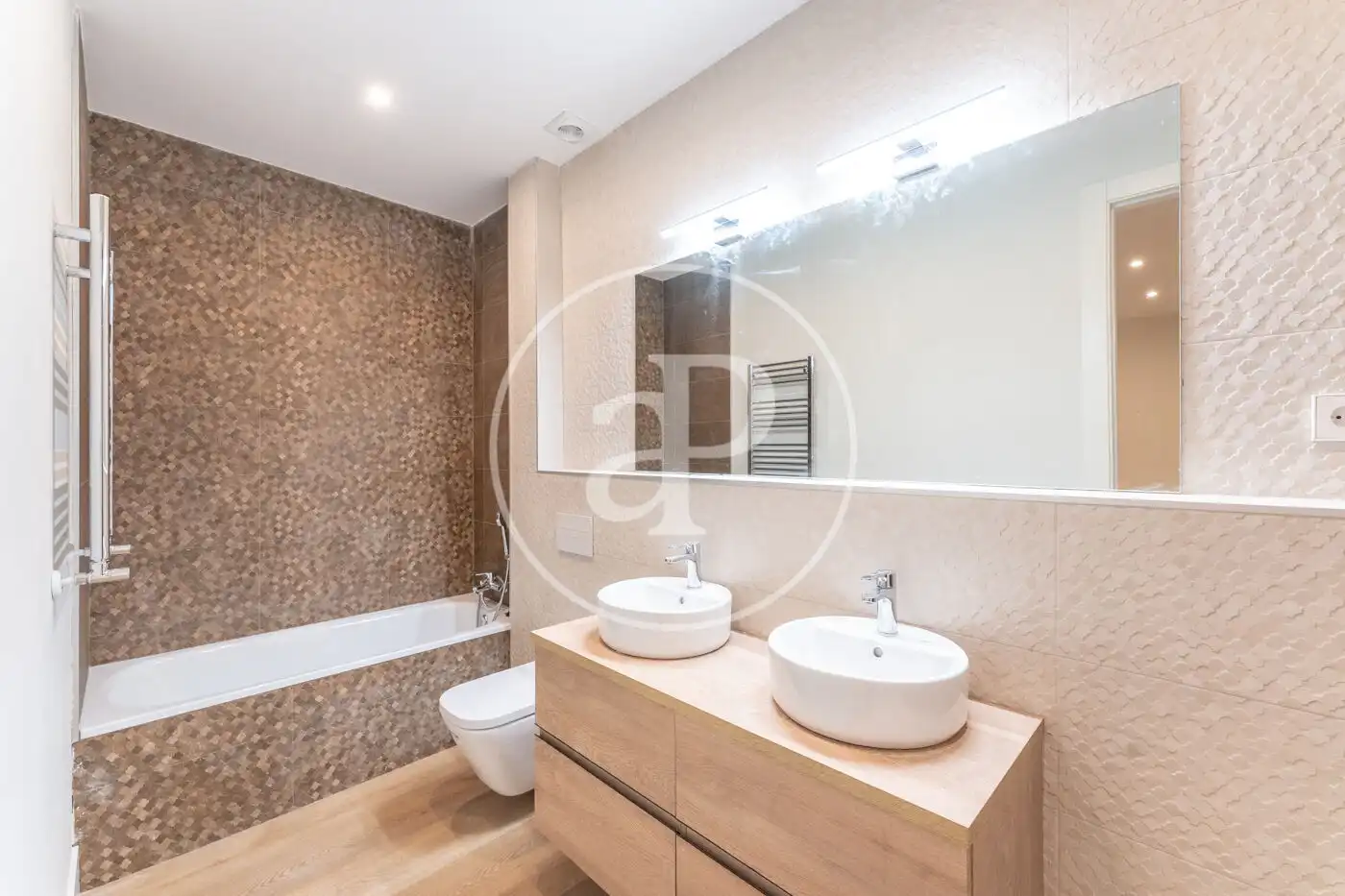 Bathroom of Flat for sale in Madrid  with Air Conditioner, Heating and Storage room