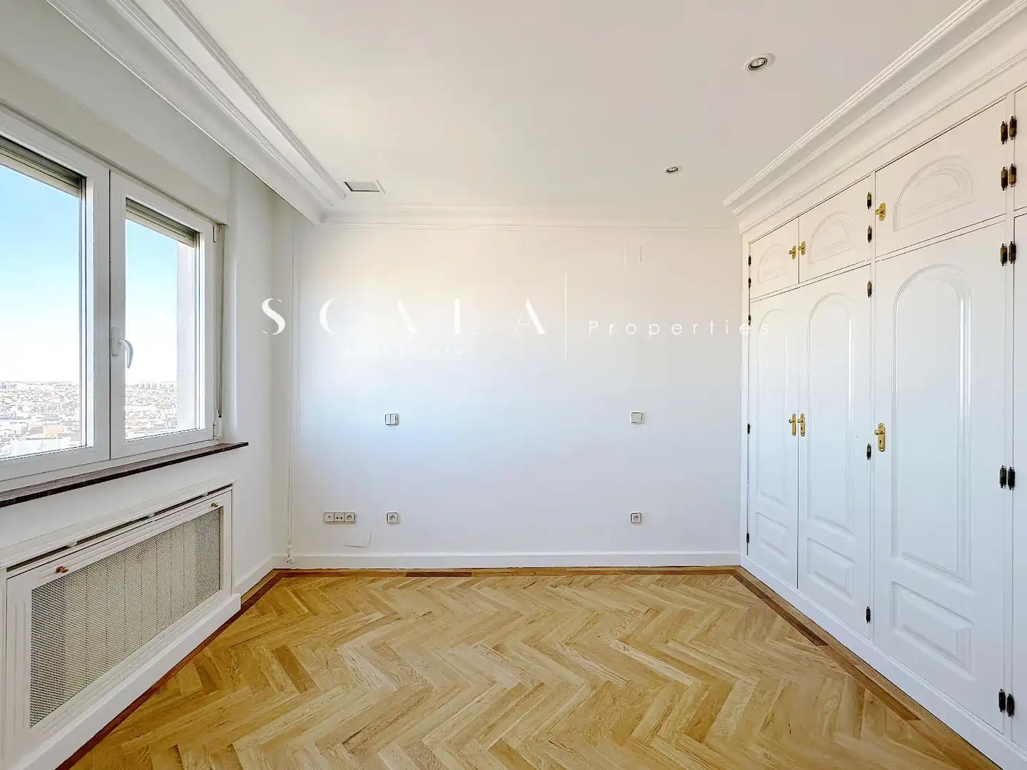 Schlafzimmer von Dachboden zur Miete in Madrid mit Klimaanlage, Heizung und Schwimmbad