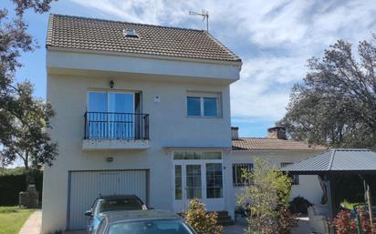 Vista exterior de Casa o xalet en venda en Valdemorillo amb Aire condicionat, Jardí privat i Balcó