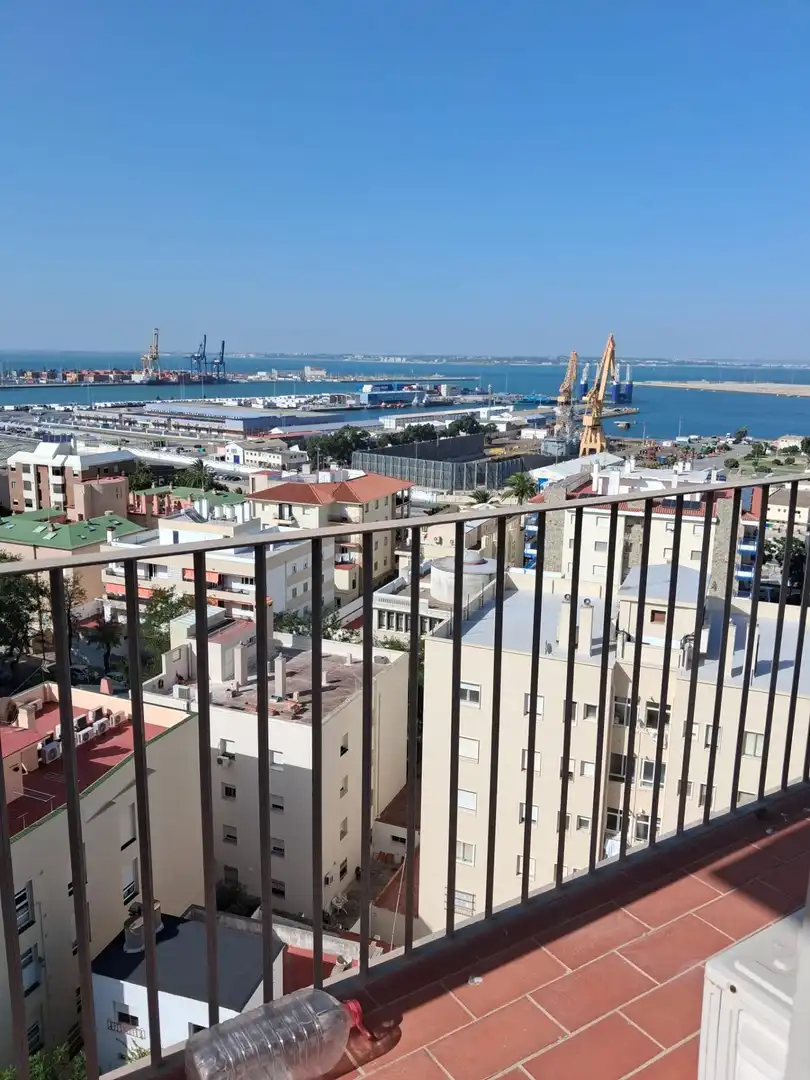 Vista exterior de Piso de alquiler en Cádiz con Aire acondicionado y Balcón