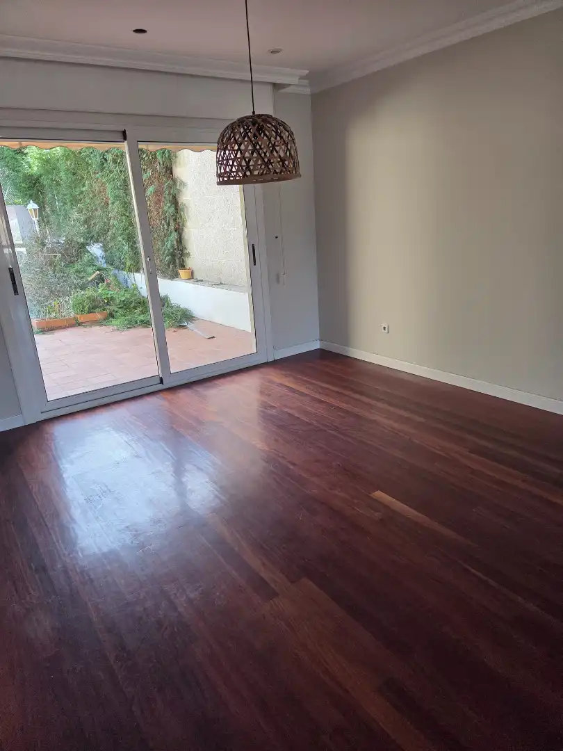 Dormitori de Casa adosada en venda en Vigo  amb Calefacció, Jardí privat i Parquet