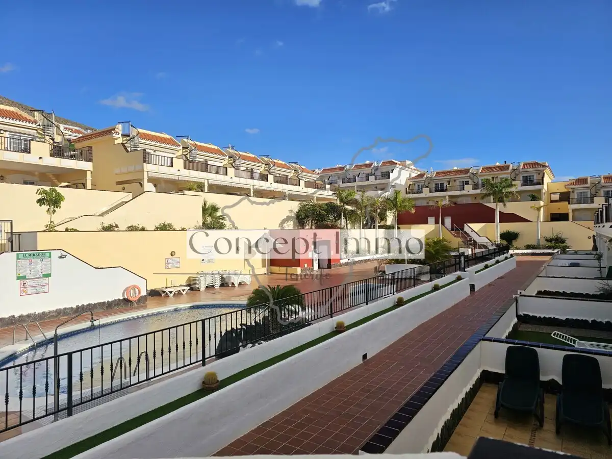 Vista exterior de Planta baja en venta en Arona con Terraza, Trastero y Alarma