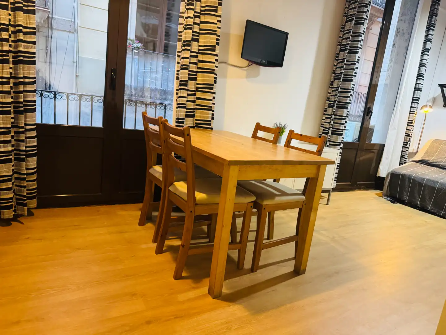 Menjador de Estudi de lloguer en Barcelona amb Aire condicionat, Parquet i Moblat
