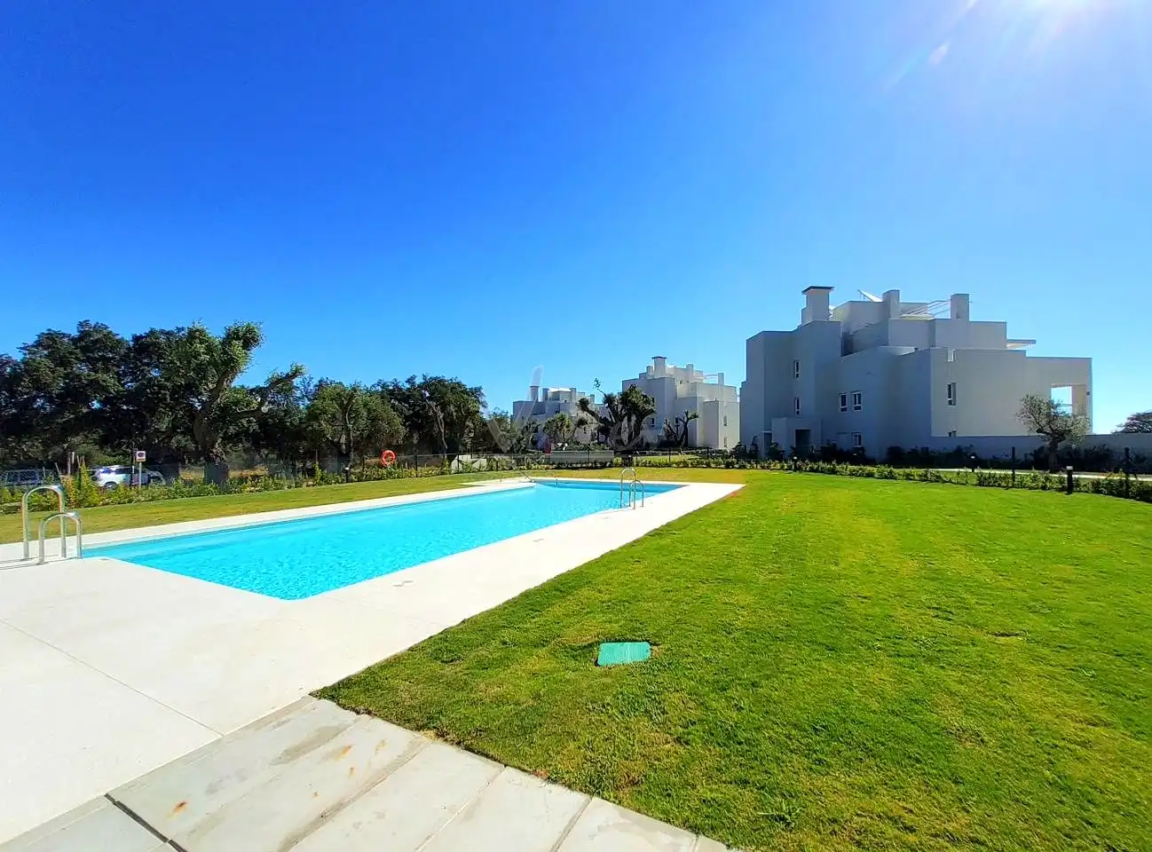 Schwimmbecken von Wohnungen zum Verkauf in Sotogrande mit Klimaanlage, Terrasse und Möbliert