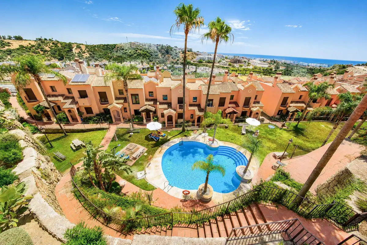 Vista exterior de Casa adosada en venta en Estepona con Aire acondicionado, Terraza y Alarma