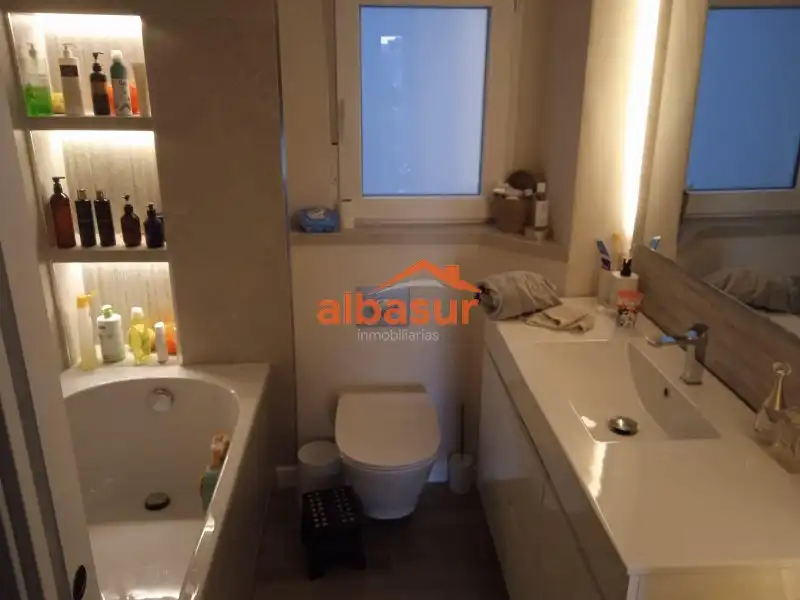 Bany de Pis de lloguer en Córdoba amb Moblat, Rentadora i Microones