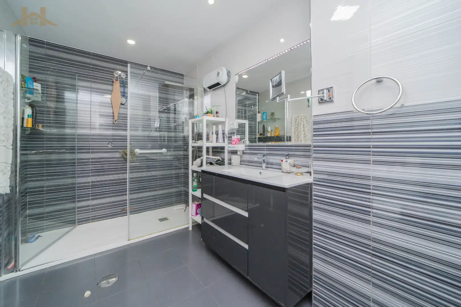 Baño de Piso en venta en Leganés con Aire acondicionado, Balcón y Piscina comunitaria