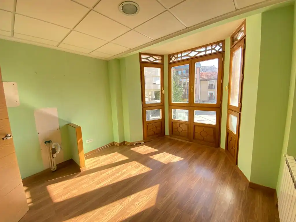 Büro zur Miete in La Bañeza  mit Heizung, Balkon und Internet