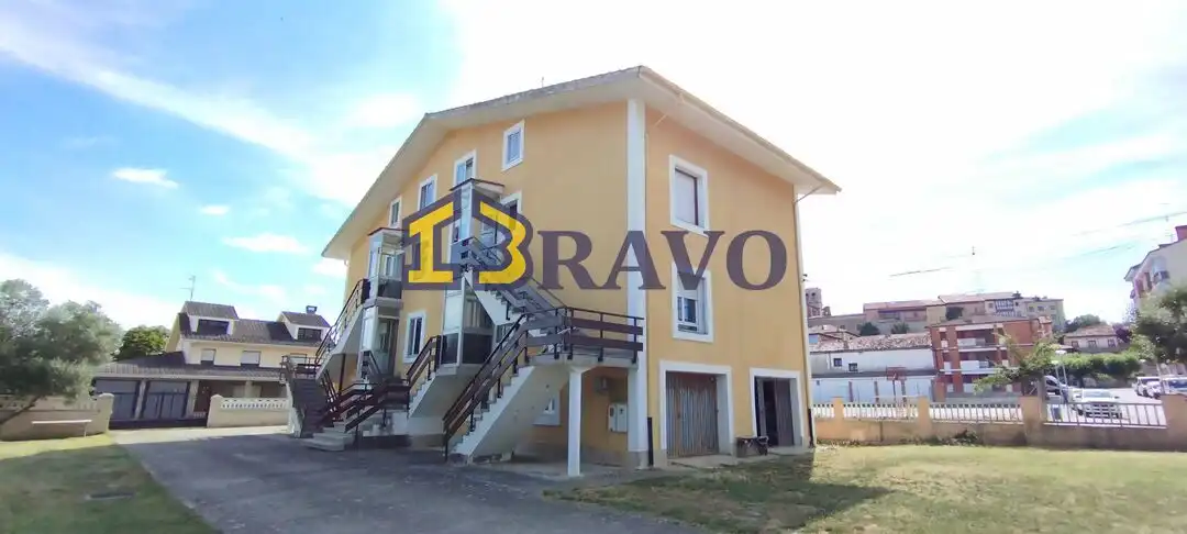 Vista exterior de Dúplex en venta en Medina de Pomar con Calefacción, Jardín privado y Terraza