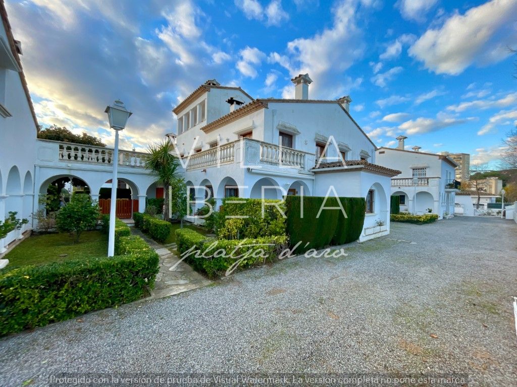 Vista exterior de Casa adosada en venda en Castell d'Aro, Platja d'Aro i s'Agaró amb Piscina comunitària