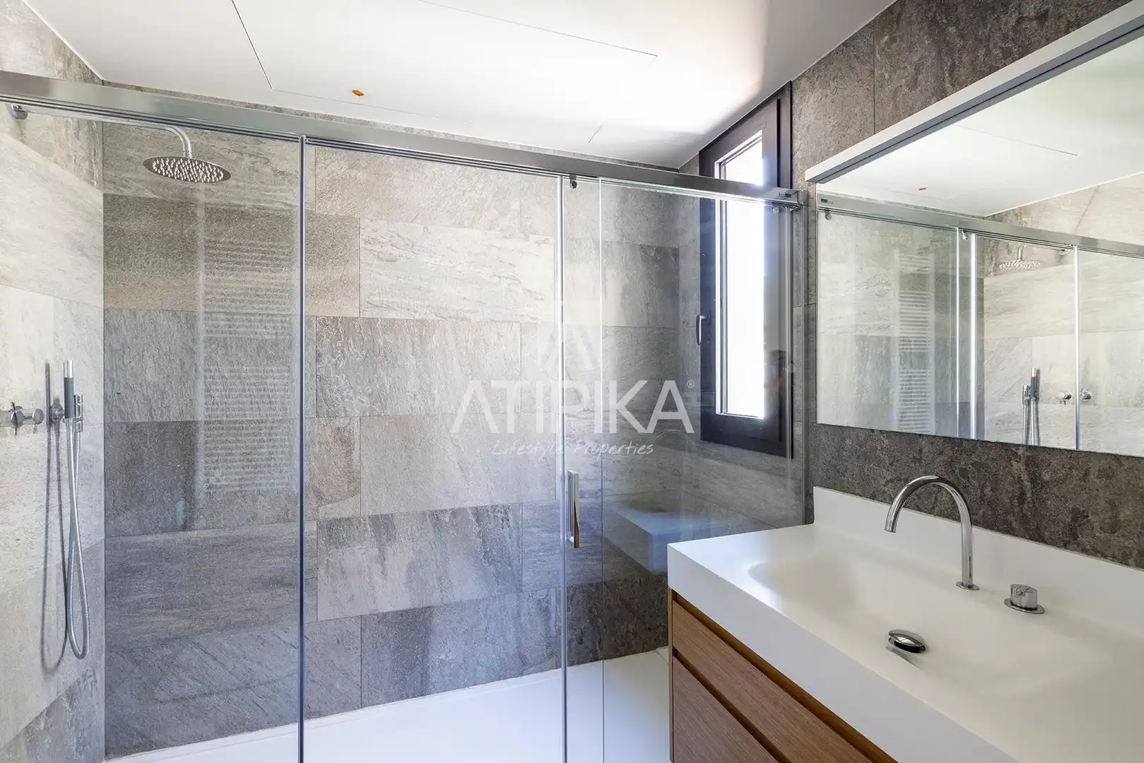 Badezimmer von Dachboden zur Miete in Barcelona mit Klimaanlage, Terrasse und Ofen
