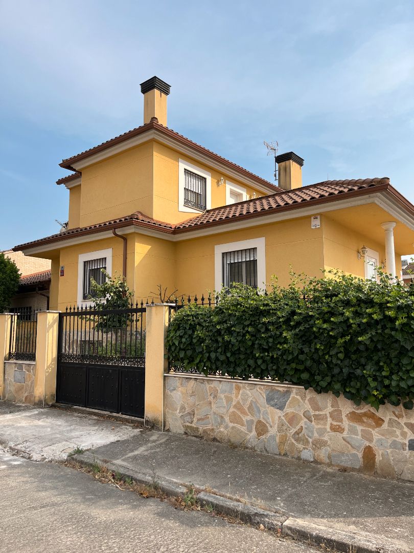 Exterior view of House or chalet for sale in Calera y Chozas  with Air Conditioner, Heating and Private garden