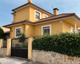 Exterior view of House or chalet for sale in Calera y Chozas  with Air Conditioner, Heating and Private garden