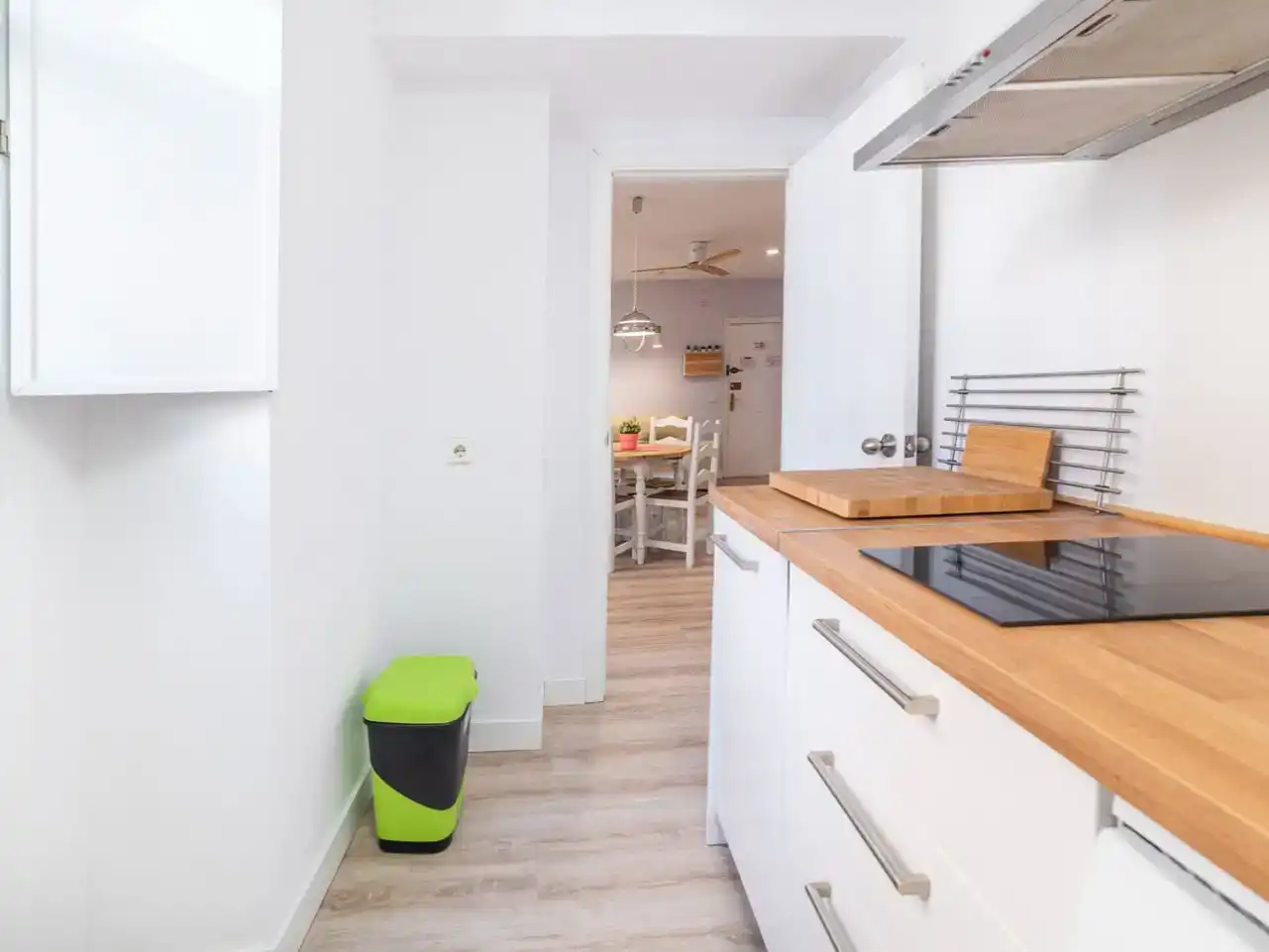 Cuina de Apartament de lloguer en  Sevilla Capital amb Aire condicionat i Balcó