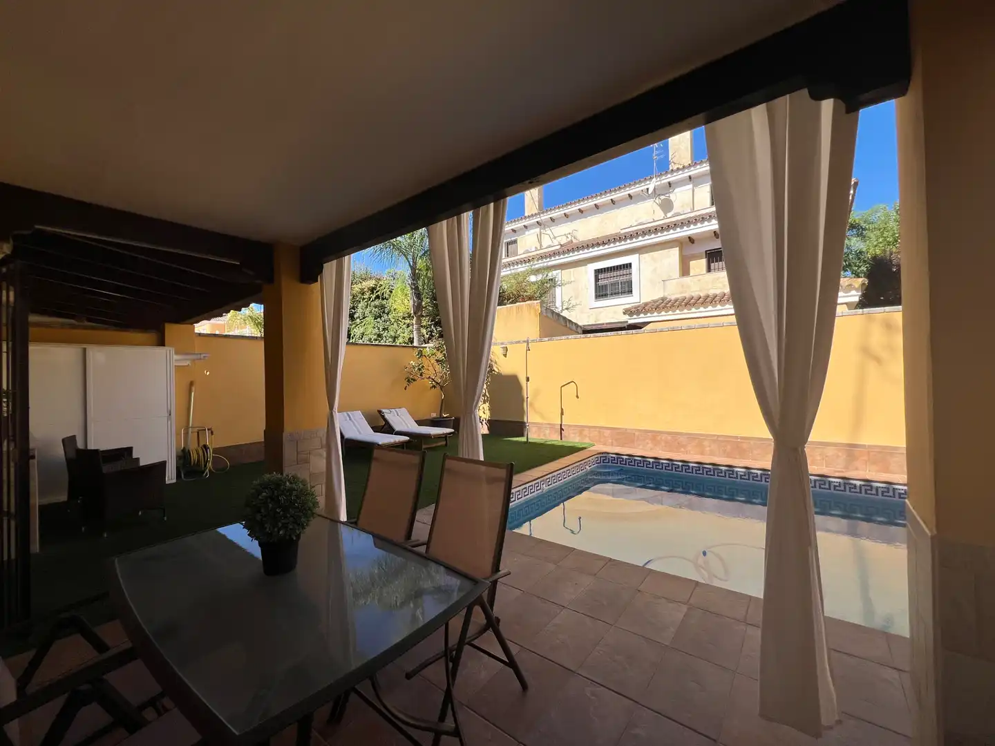 Jardí de Casa adosada en venda en Espartinas amb Aire condicionat, Calefacció i Jardí privat