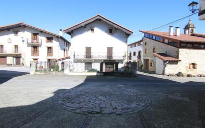 Außenansicht von Country house zum verkauf in Urdiain mit Abstellraum und Balkon