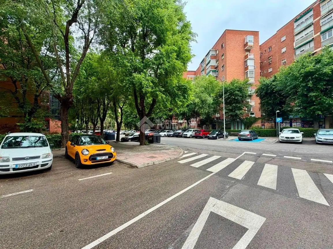 Vista exterior de Piso en venta en Madrid con Calefacción, Terraza y Balcón