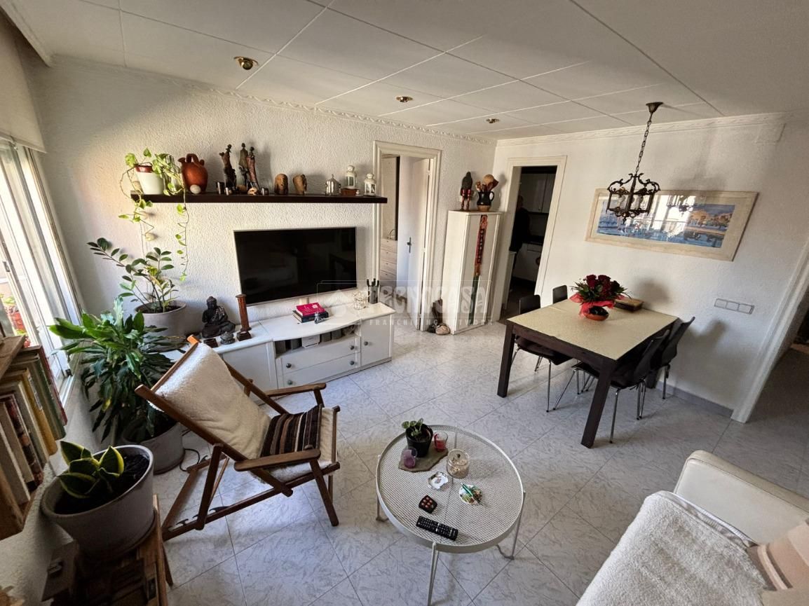 Sala d'estar de Pis en venda en L'Hospitalet de Llobregat amb Calefacció i Moblat