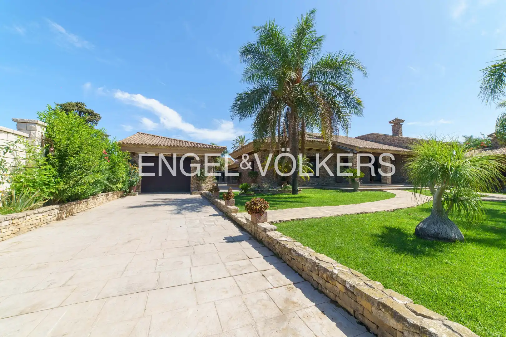 Vista exterior de Casa o xalet en venda en Chiclana de la Frontera amb Aire condicionat, Calefacció i Jardí privat