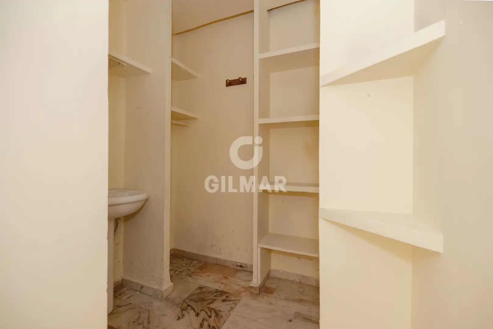 Habitación de Local en venta en Marbella con Calefacción