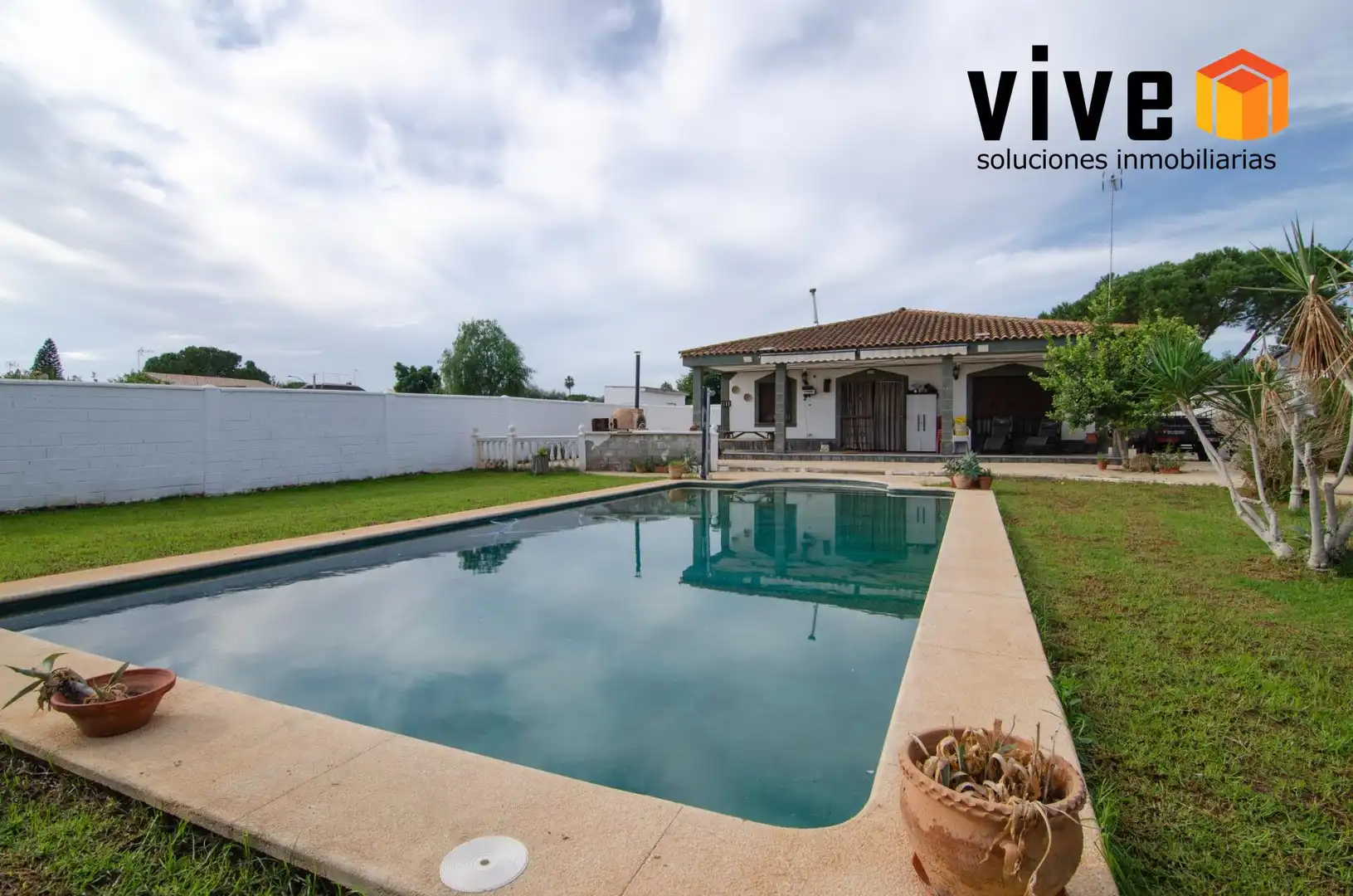 Vista exterior de Casa o xalet en venda en La Rinconada amb Aire condicionat, Calefacció i Jardí privat