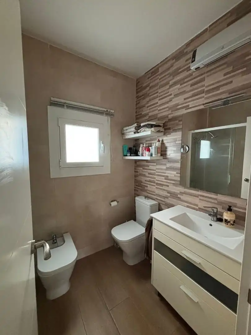 Badezimmer von Einfamilien-Reihenhaus zum Verkauf in Cocentaina mit Klimaanlage und Heizung
