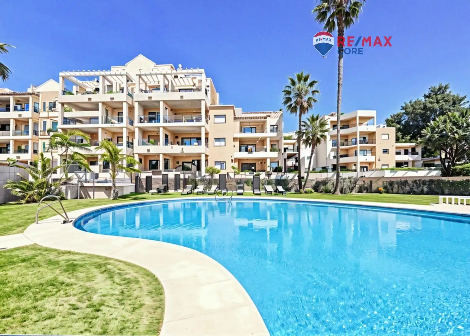 Vista exterior de Pis en venda en Marbella amb Aire condicionat, Jardí privat i Terrassa