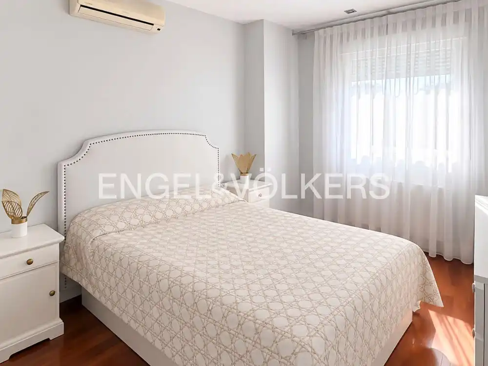 Schlafzimmer von Wohnung zur Miete in Madrid mit Klimaanlage, Heizung und Möbliert