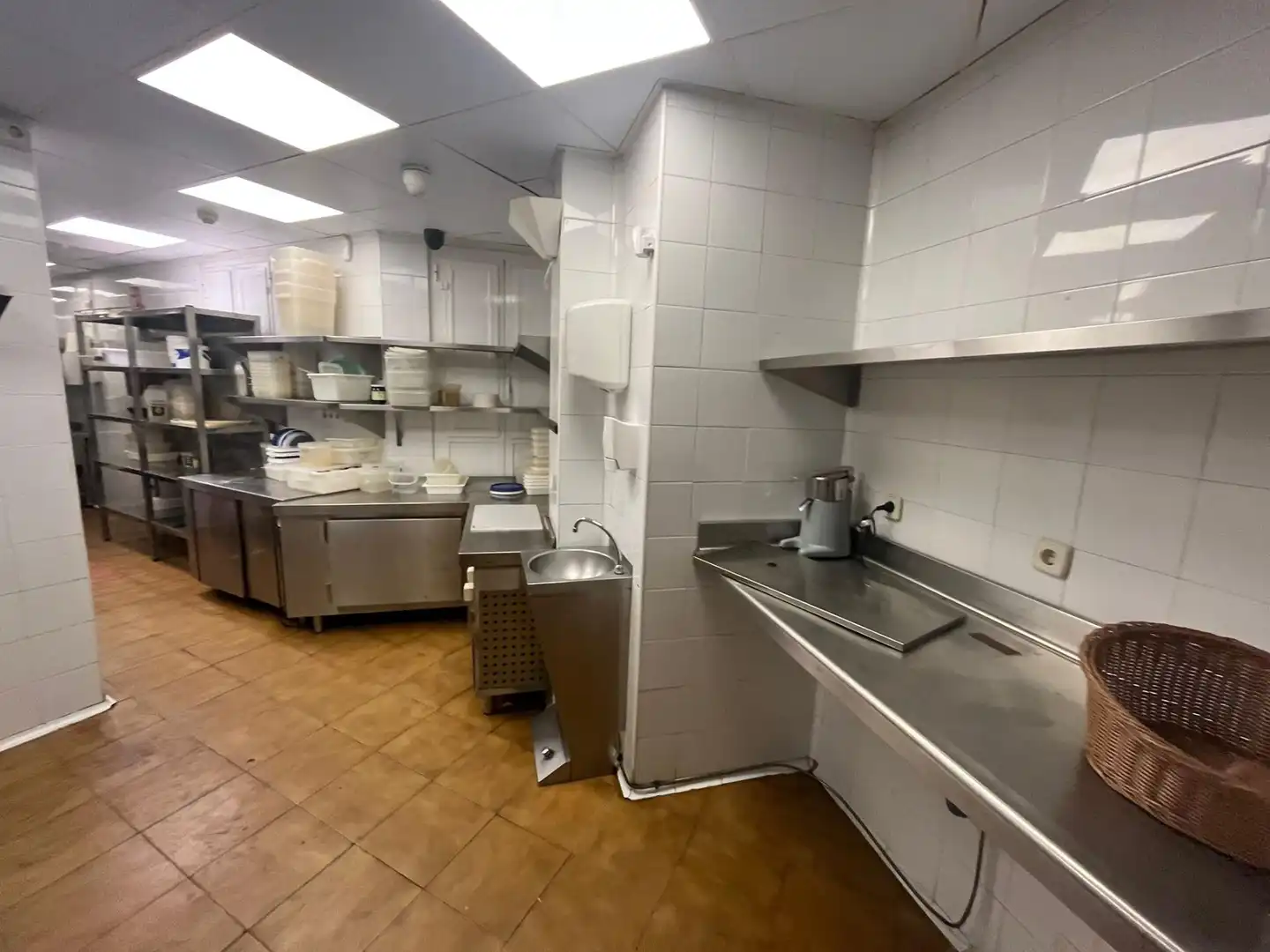 Cocina de Local en traspaso en Sevilla con Amueblado
