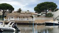 Vista exterior de Casa o xalet en venda en Empuriabrava amb Aire condicionat, Jardí privat i Terrassa