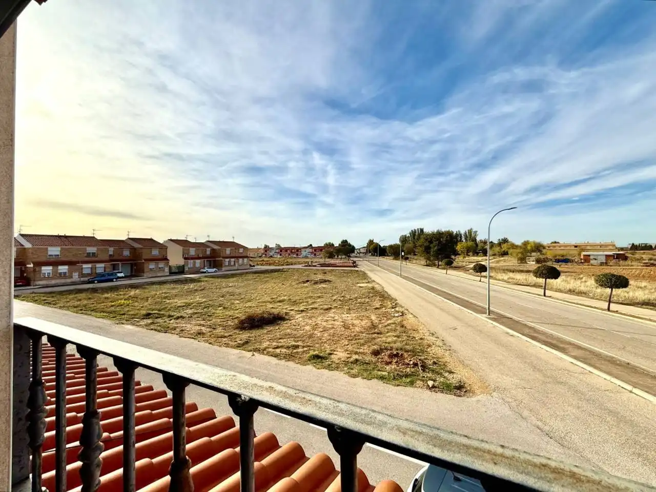 Vista exterior de Casa adosada en venta en Miguel Esteban con Alarma y Piscina comunitaria