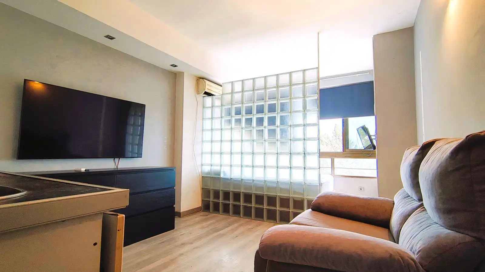 Sala d'estar de Estudi en venda en Marbella amb Aire condicionat, Terrassa i Moblat