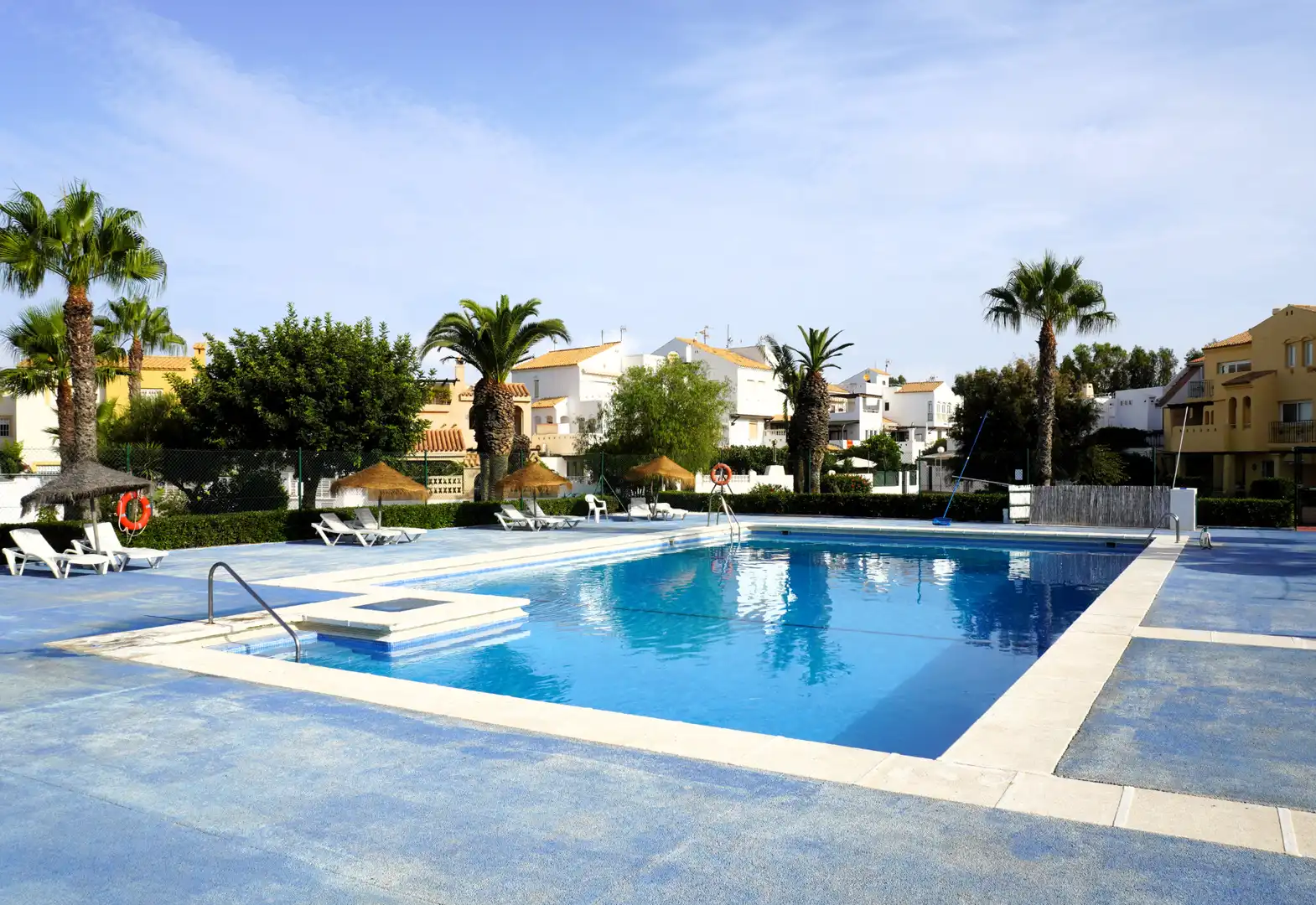 Piscina de Casa adosada en venda en Roquetas de Mar amb Jardí privat, Terrassa i Traster