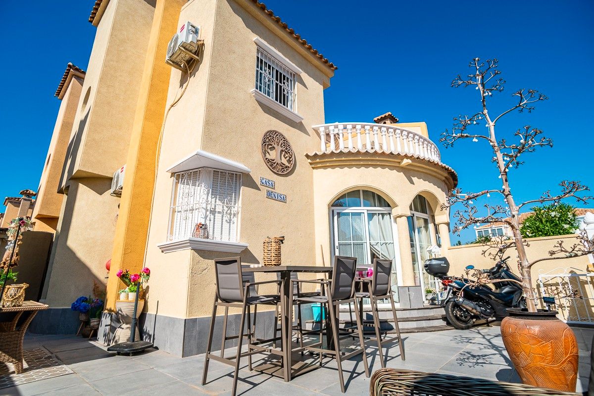 Vista exterior de Casa o xalet en venda en Orihuela amb Aire condicionat, Calefacció i Piscina