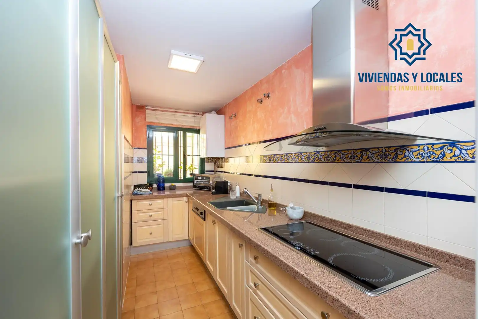 Cocina de Casa adosada en venta en Granada con Aire acondicionado, Calefacción y Jardín privado