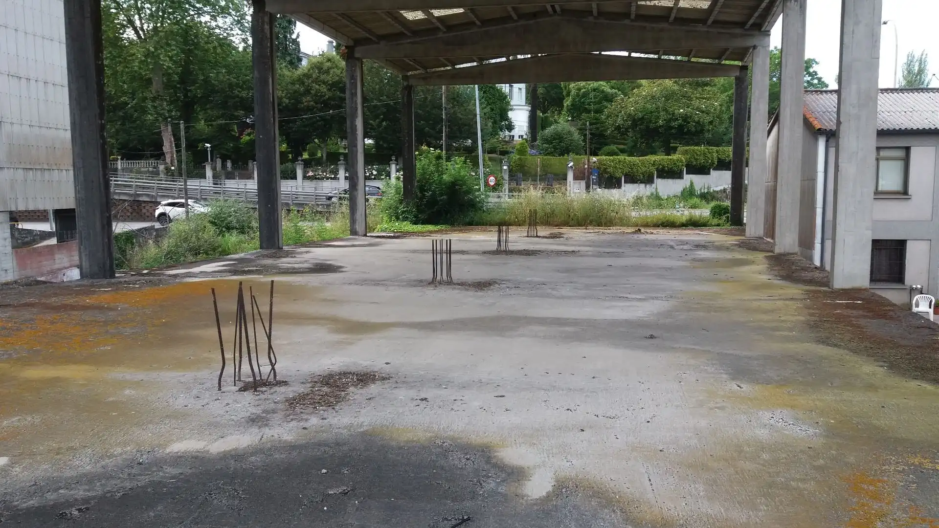 Parkplatz von Fabrikhallen zum Verkauf in Oleiros
