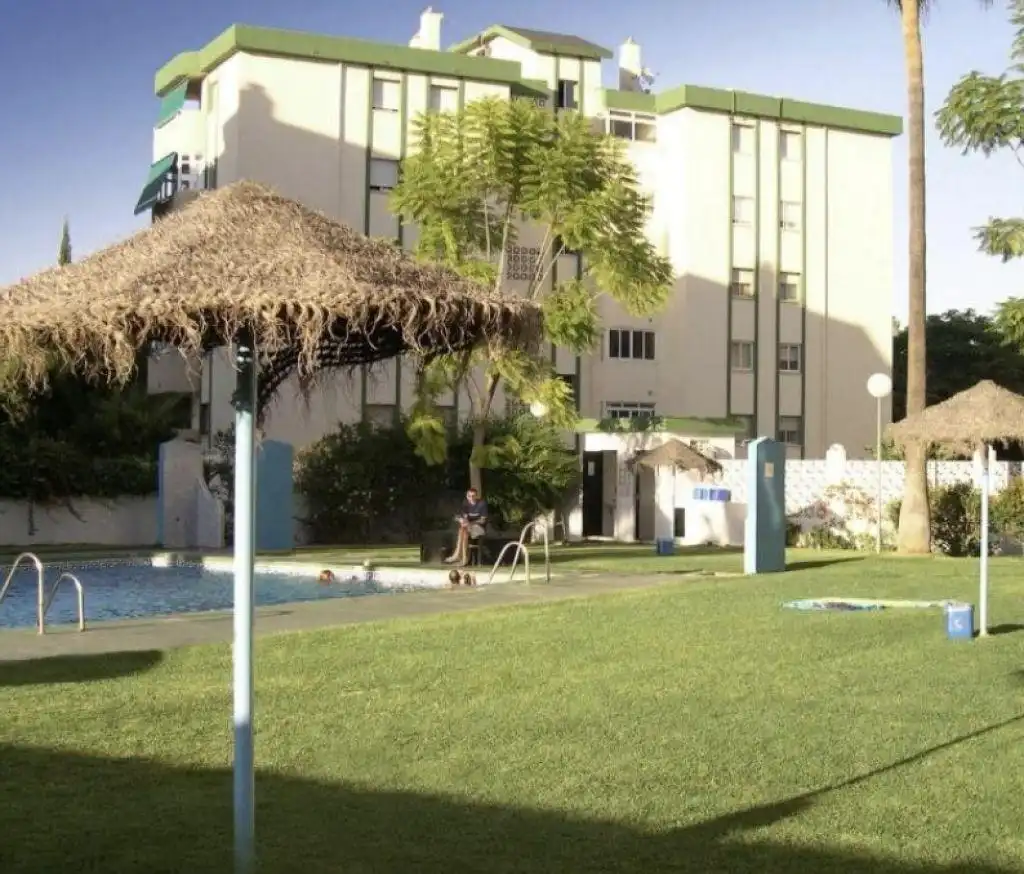 Schwimmbecken von Wohnung zum Verkauf in Torremolinos mit Klimaanlage, Privatgarten und Terrasse