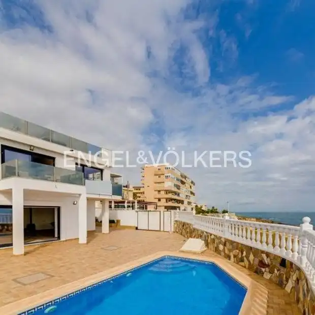 Vista exterior de Casa o xalet en venda en Torrevieja amb Aire condicionat, Calefacció i Terrassa
