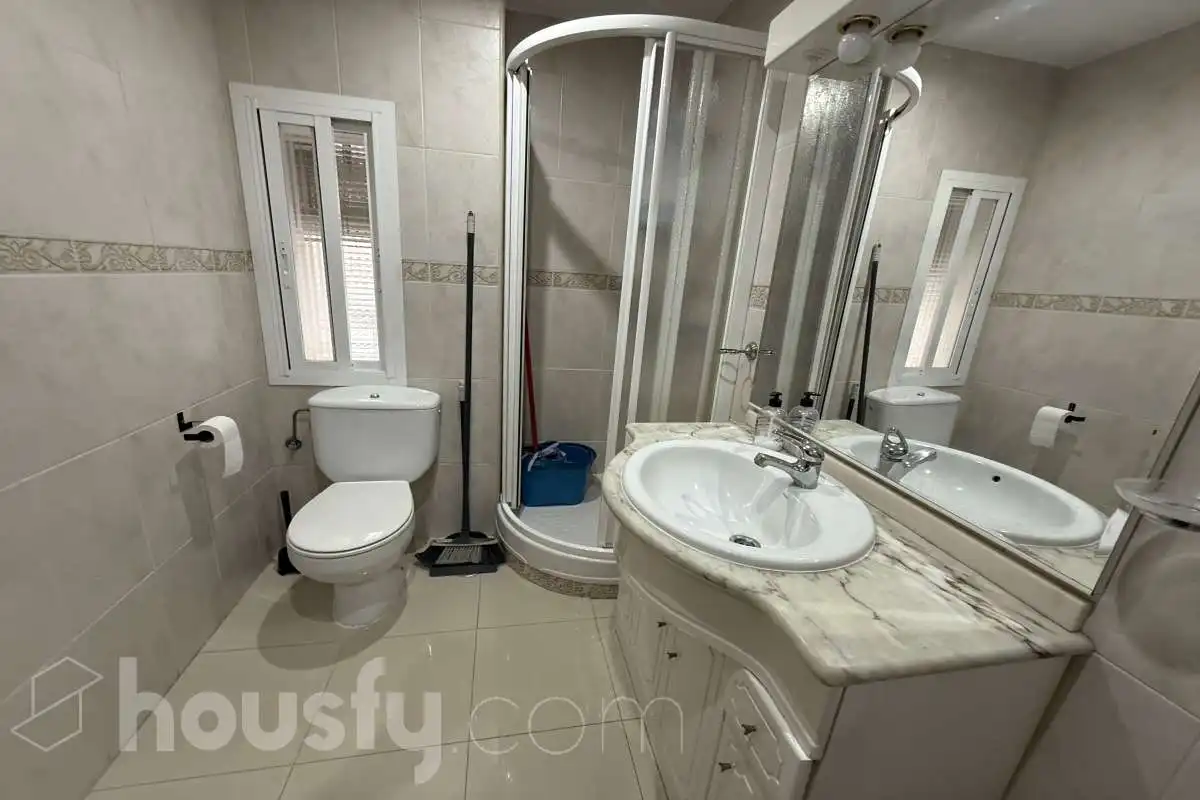 Badezimmer von Wohnung zur Miete in Madrid mit Heizung, Möbliert und Balkon