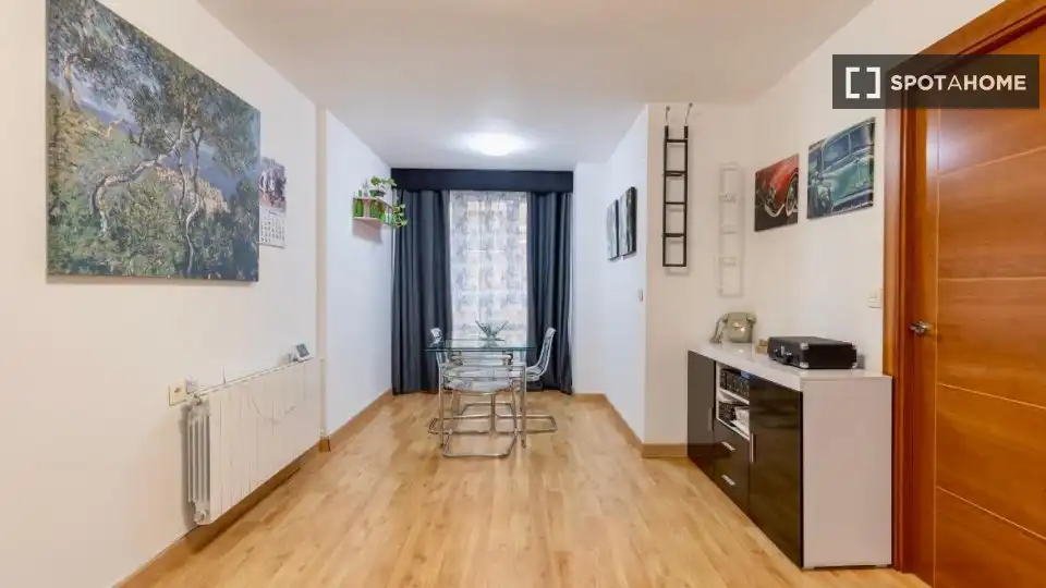 Comedor de Apartamento para compartir en Granada con Aire acondicionado, Terraza y Amueblado