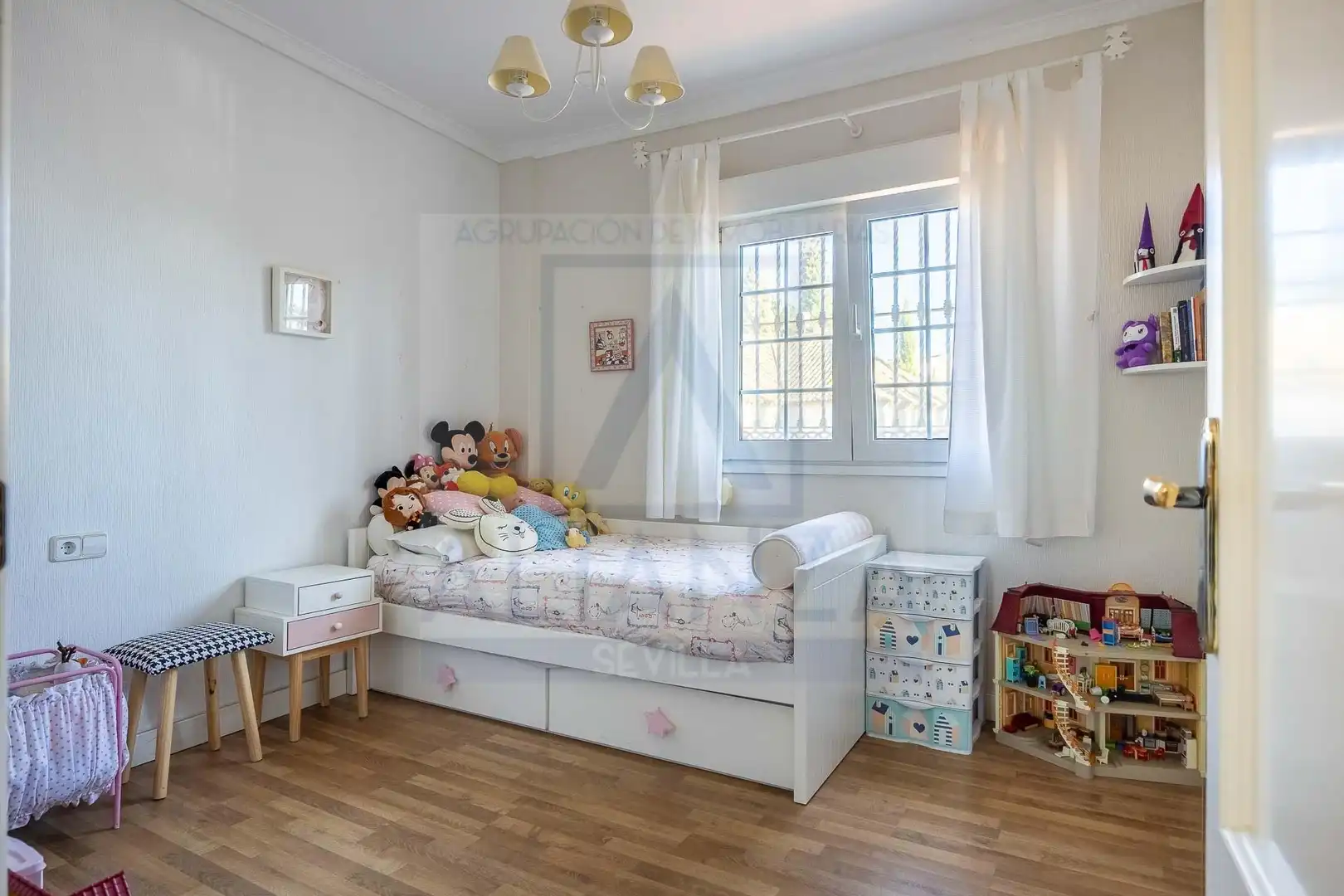Bedroom of Houses for sale in Valencina de la Concepción  with Air Conditioner, Private garden and Community pool
