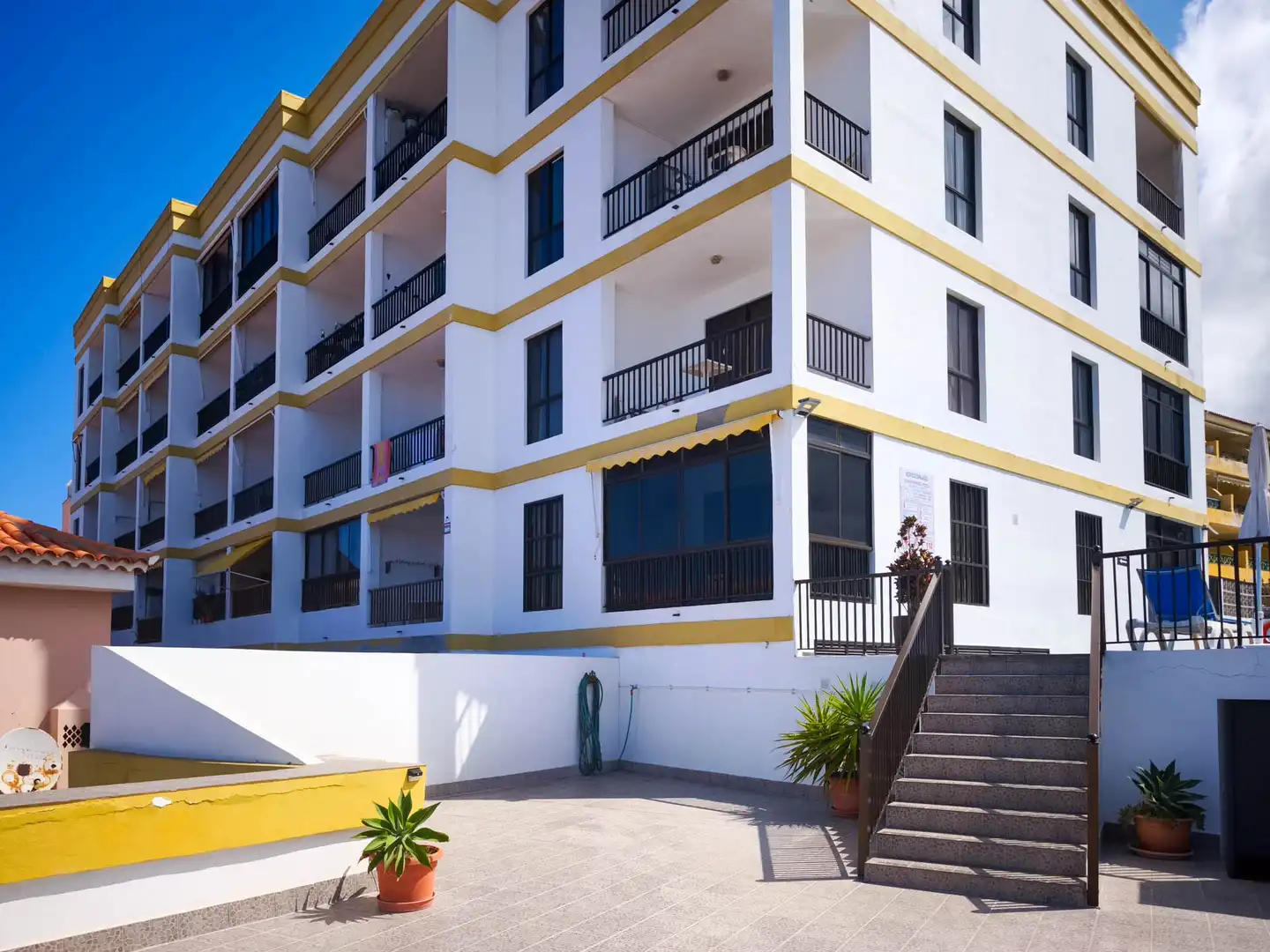 Außenansicht von Wohnungen zum Verkauf in Santiago del Teide mit Terrasse, Möbliert und Gemeinschaftspool
